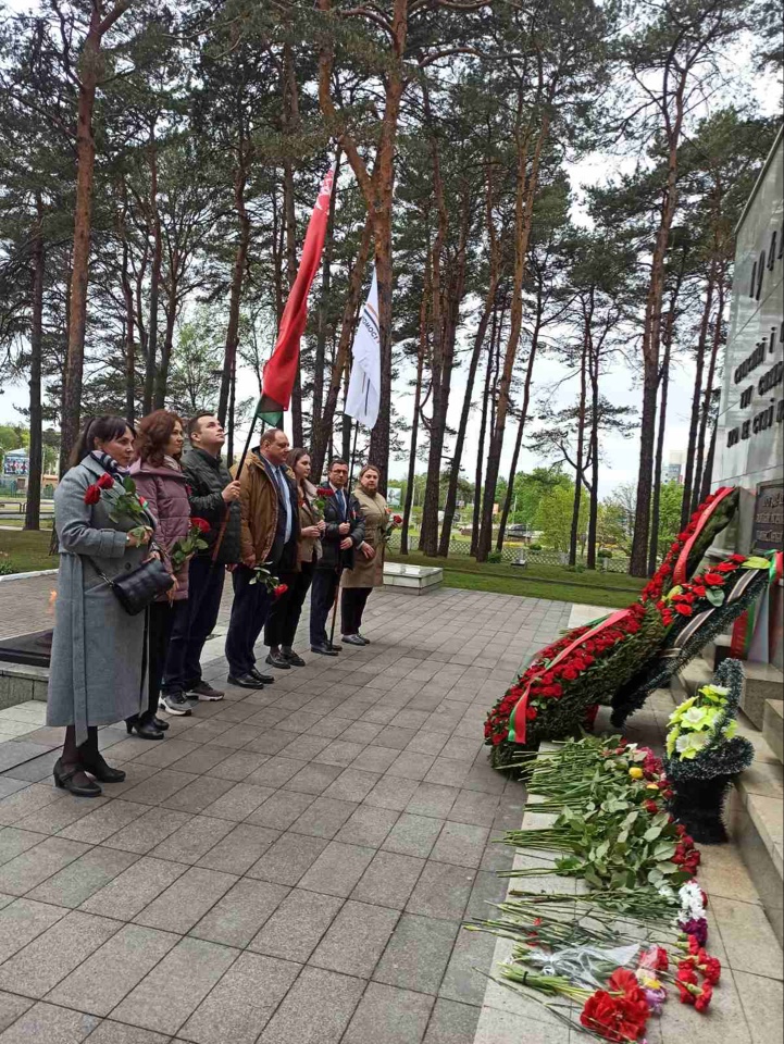 Возложение цветов в мемориальном комплексе "Масюковщина"