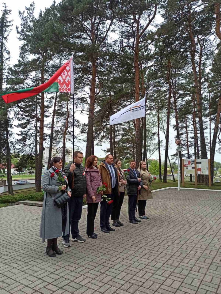 Возложение цветов в мемориальном комплексе "Масюковщина"