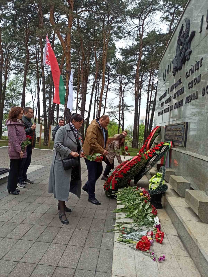 Возложение цветов в мемориальном комплексе "Масюковщина"