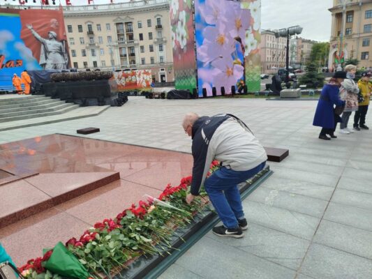 Возложение цветов на Площади Победы в честь подвига народа в годы Великой Отечественной войны