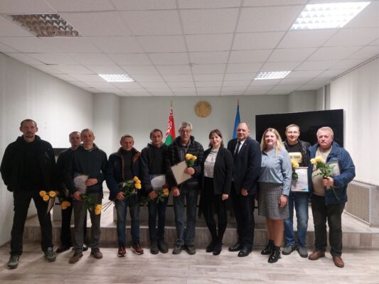 Поздравление и награждение ко Дню автомобилиста и дорожника