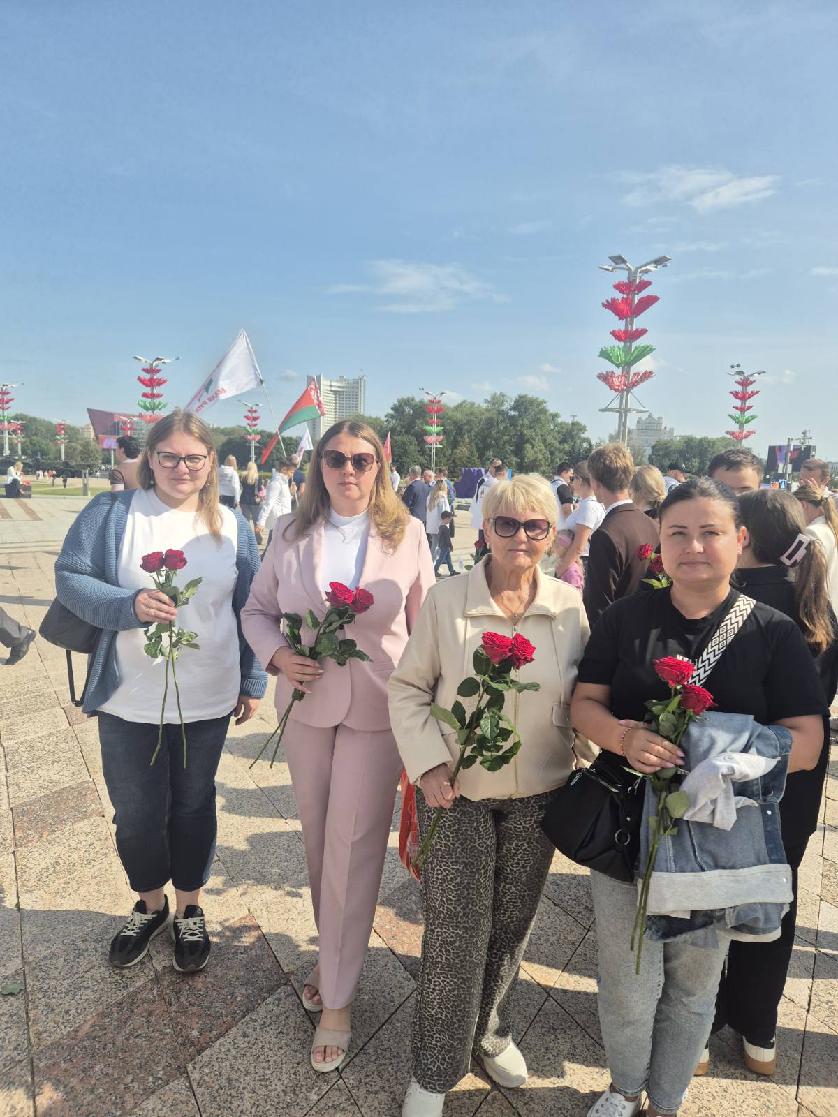 Городское возложение цветов у стены "Минск - город-герой"